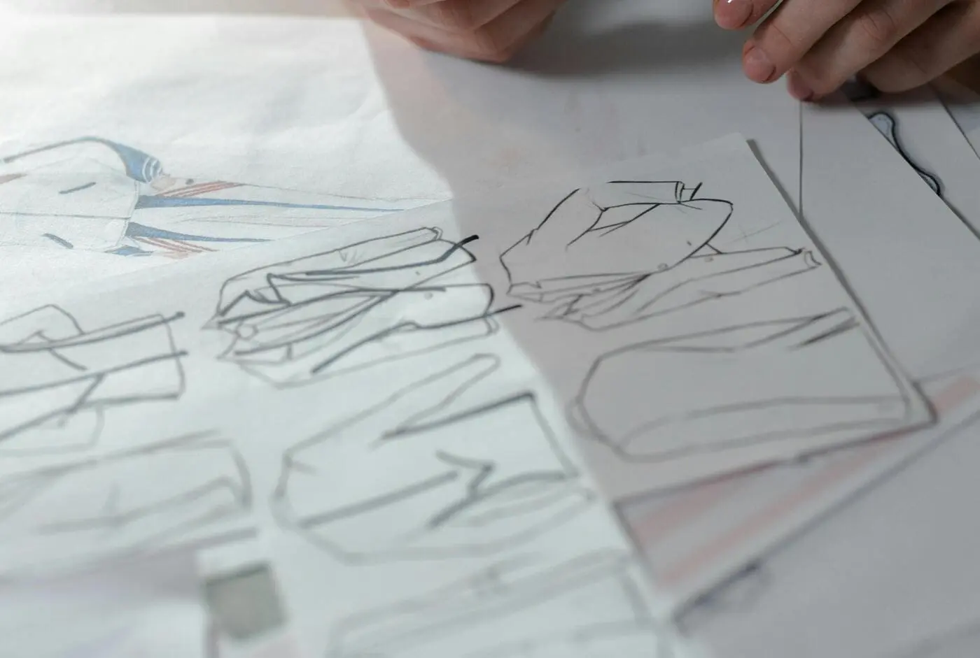 Croquis de vêtements sur papier calque en cours de création.