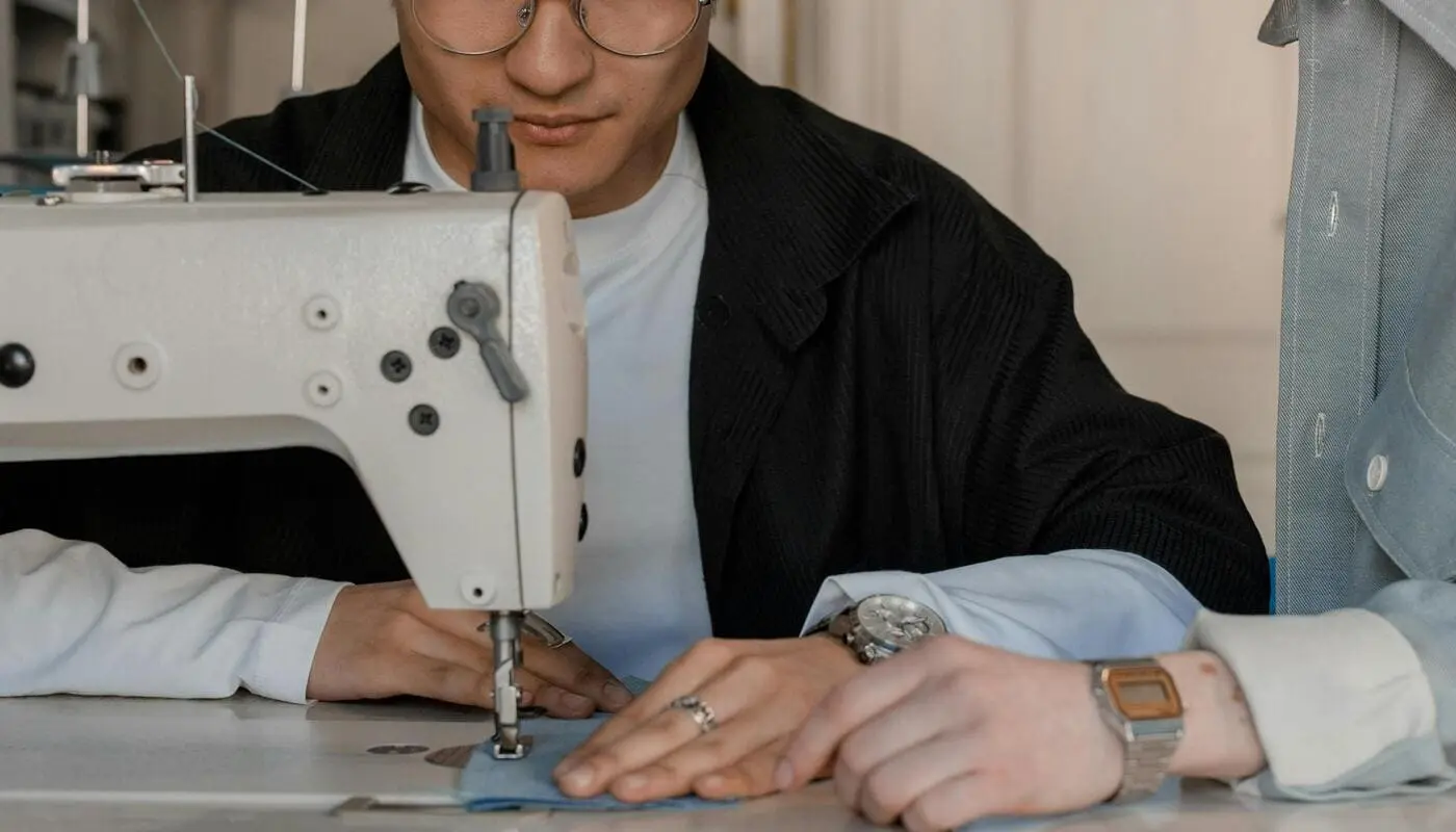Apprentissage de la couture sur machine à coudre.