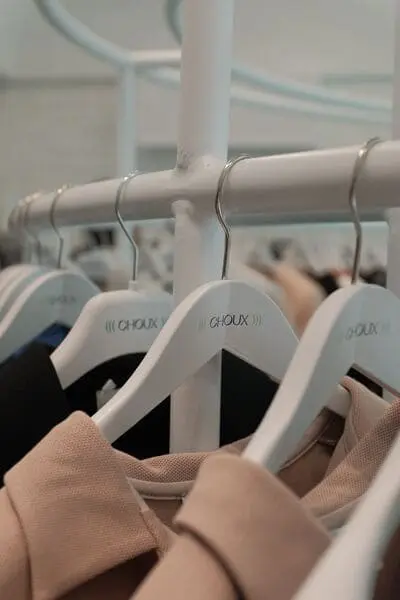Série de veste accrochées sur un cintre